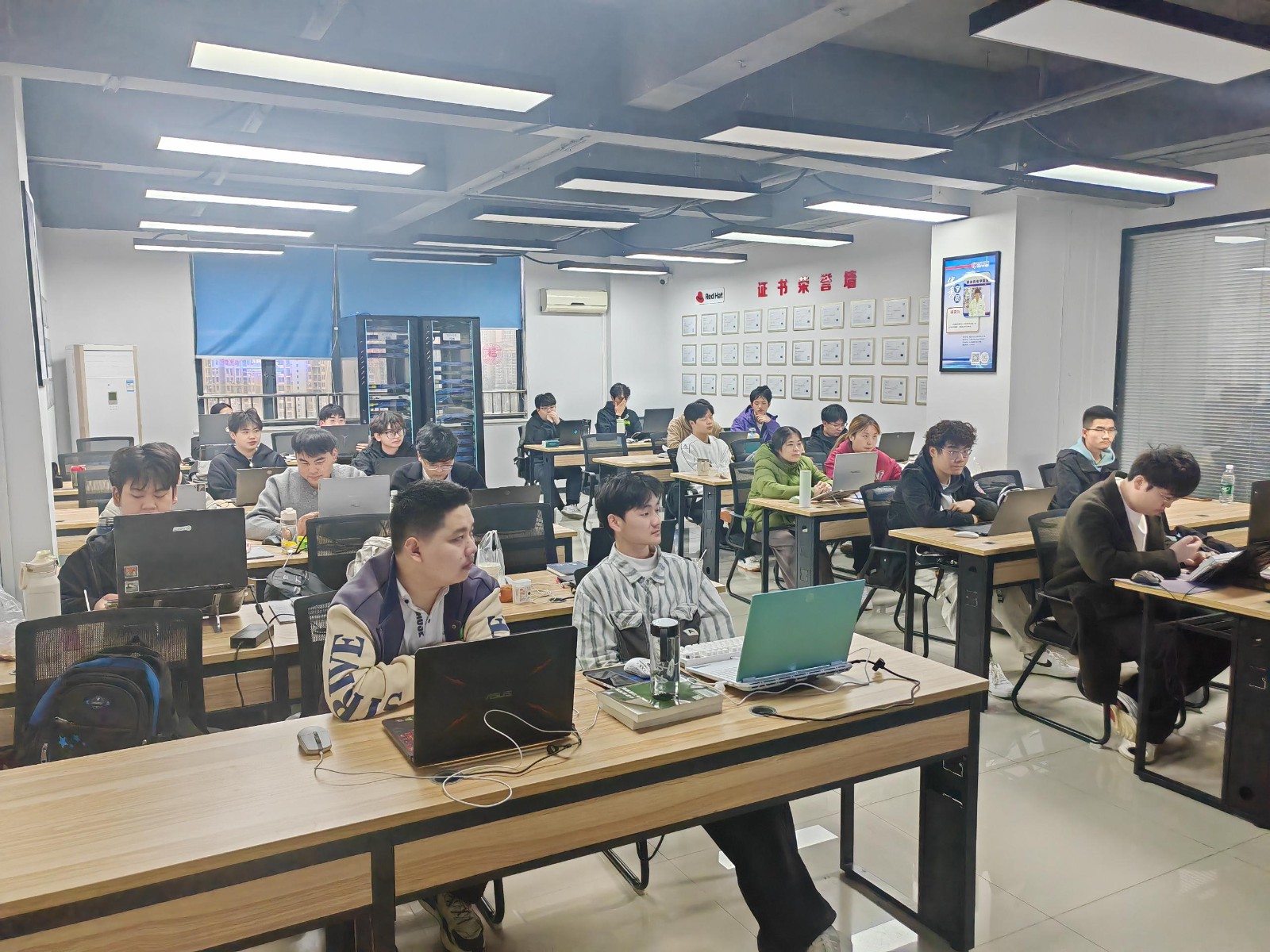 1761876204700807.jpg 2.jpg